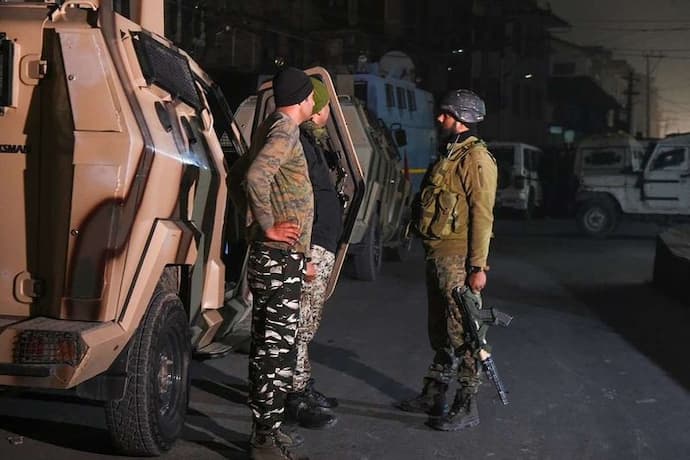 Jammu Kashmir : भीड़भाड़ वाली सड़क पर सरेआम एनकाउंटर, टीचर के हत्यारे TRF कमांडर समेत 3 आतंकी ढेर