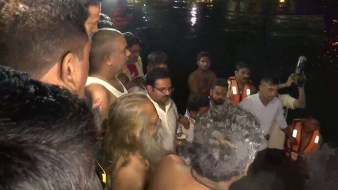कार्तिक पूर्णिमा : मुख्यमंत्री भूपेश बघेल ने महादेव घाट पर लगाई पवित्र डुबकी, देखें वीडियो