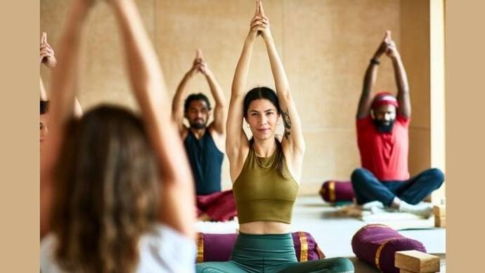 Health Tips: अगर आप योगा क्लास जाना कर रहें हैं प्लान, तो इन टिप्स का जरूर रखें ध्यान