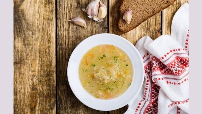Healthy Soup: इस बार सर्दियों में जरूर ट्राई करें लहसुन का टेस्टी सूप, जानें बनाने की विधि