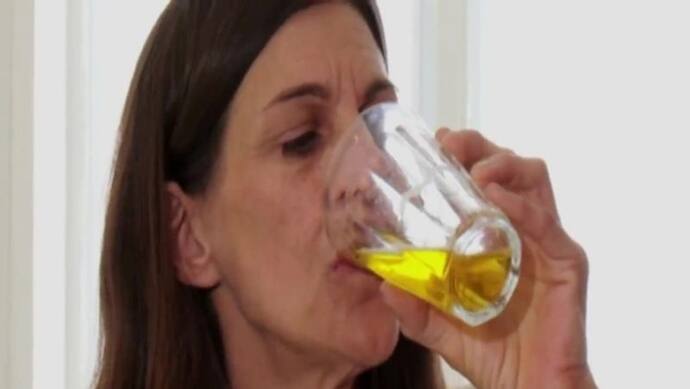 Weird News: कैंसर से लड़ने इस महिला ने पीना शुरू किया अपना यूरिन, आंख-नाक-कान में डालती है ड्रॉप