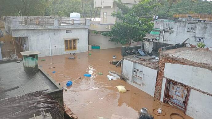 Andhra Pradesh flood : चेन्नई-विजयवाड़ा की 17 ट्रेनें रद्द, कई नेशनल हाईवे भी डूबे