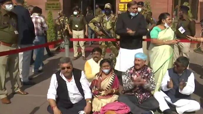 Tripura Case: पुलिस पर बर्बरता का आरोप; TMC सांसदों ने गृहमंत्रालय के सामने दिया धरना, नहीं मिले अमित शाह