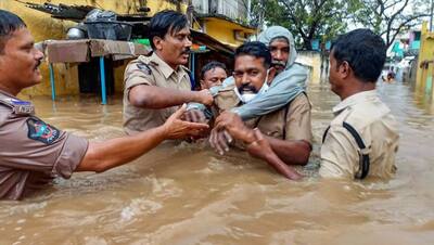 Andhra Pradesh-Tamil Nadu flood: जिंदगी बचाने ऐसे जान की बाजी लगा रही रेस्क्यू टीम,  भारी बारिश में ढहे मकान