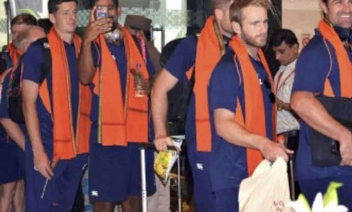 IND vs NZ: भगवा रंग में रंगी भारत-न्यूजीलैंड टीम, कानपुर पहुंचने पर अलग अंदाज में हुआ स्वागत
