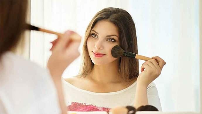 Winter Makeup Tips: ठंड में मेकअप करने के दौरान कभी भी ना करें ये गलती, आज ही बदलें अपनी 4 आदतें