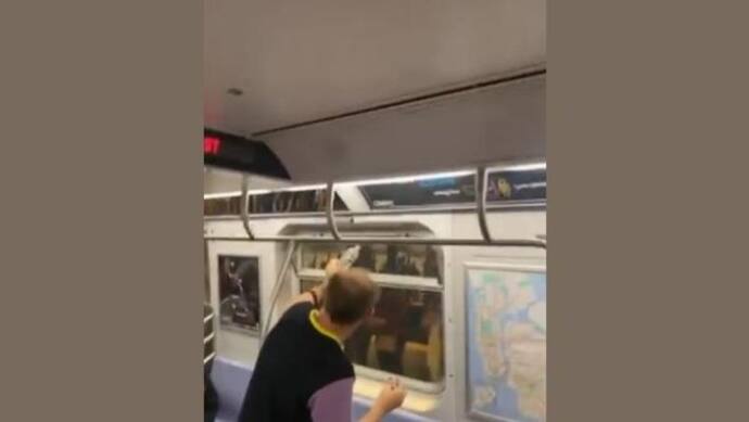 Khabar Hatke: चलती ट्रेन में पानी की बोतल में कॉकरोच पकड़ने का हैरतअंगेज काम करता दिखा ये लड़का, वीडियो वायरल