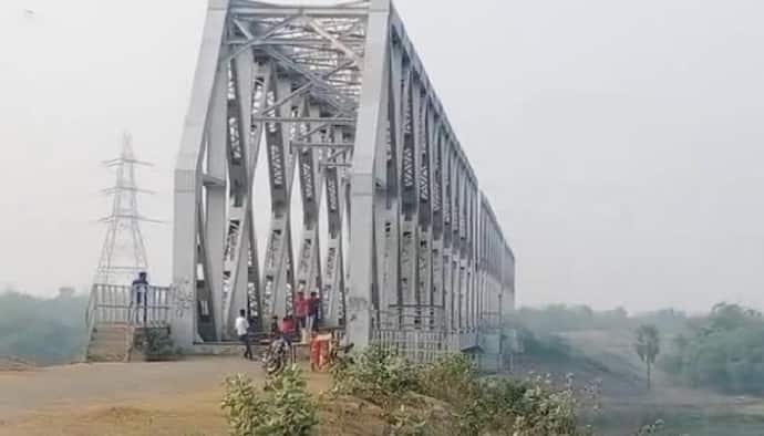 Murshidabad Bridge : আজিমগঞ্জ রেলব্রিজ চালুর দাবি, রিলে অনশনে নামার হুমকি