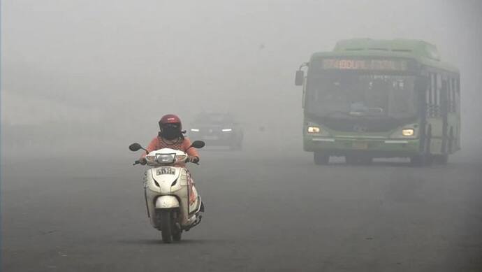 Delhi pollution: दिल्ली की हवा में अभी भी कोई सुधार नहीं; प्रदूषण से बीमार होने लगे हैं लोग; AQI 330