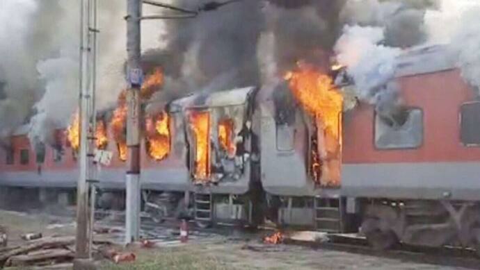 The Burning Train: दिल्ली से छत्तीसगढ़ जा रही दुर्ग एक्सप्रेस में आग, 4 बोगियां खाक...MP में हुआ ये बड़ा हादसा
