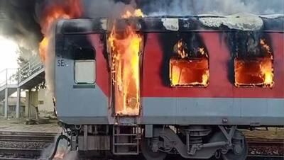 तस्वीरों में देखिए कैसे Durg Express में लगी भयानक आग, यात्री ने बताई आंखों-देखी..चीखते लोग खिड़की से कूदे