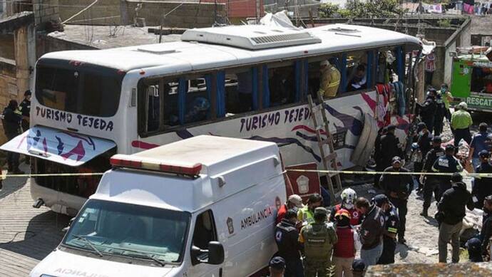 Mexico Bus Crash:मैक्सिकों में ब्रेक फेल होने से घर से जाकर टकराई तेज रफ्तार बस, 19 लोगों की मौत