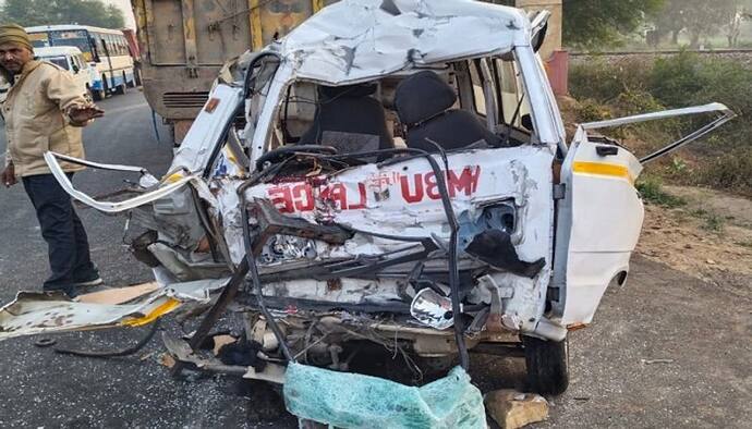 Rajasthan में बड़ा हादसा: मरोजों को लेकर जा रही Ambulance के उड़ गए परखच्चे, अंदर लेटे 4 पेशेंट की दर्दनाक मौत
