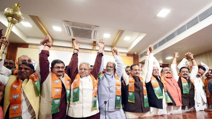 UP Election 2022: यूपी चुनाव से पहले SP-BSP को एक और झटका, पूर्व मंत्री समेत कई बड़े नेता हुए BJP में शामिल