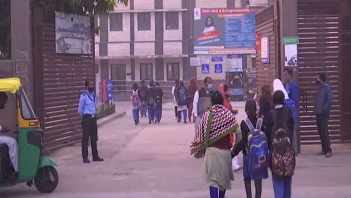 Delhi Pollution: रिकॉर्ड तोड़ प्रदूषण के बीच खुले स्कूल, SC ने कहा-पॉल्युशन बढ़ रहा है, Covid 19 एक और समस्या