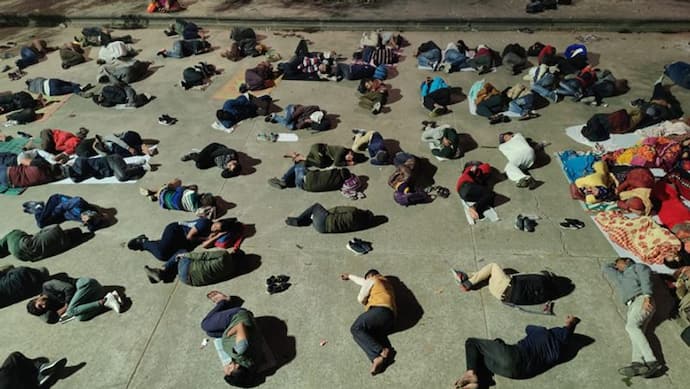 UP TET की परीक्षा देने वाले बच्चों को खुले आसमान के नीचे सोना पड़ा? जानें क्या है इस वायरल तस्वीर का सच?