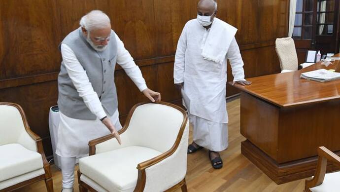 Historical picture: जब पूर्व PM देवगौड़ा का हाथ थामकर उन्हें कुर्सी तक ले गए मोदी; शेयर कीं 4 तस्वीरें