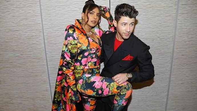 Priyanka Chopra की ड्रेस ठीक करते दिखे पति Nick Jonas, इवेंट में अजीबोगरीब कपड़े पहन पहुंची एक्ट्रेस