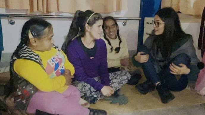 Punjab: अभिनेत्री शहनाज गिल अनाथ आश्रम में बच्चों से मिलीं, सेल्फी ली, फैंस बोले- शुक्र है आप मुस्कुराईं तो...