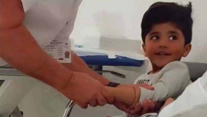 Viral Video: दिव्यांग बच्चे को लगाया गया नया हाथ, भावुक कर देगा वीडियो !
