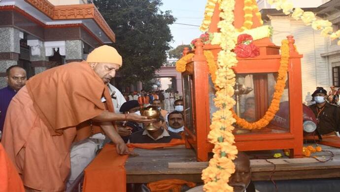 CM योगी ने अखंड ज्योति रथ को किया रवाना, केंद्रिय मंत्री अनुराग ठाकुर भी रहे मौजूद
