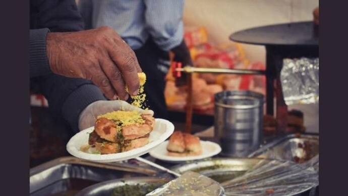 Tasty Food: दिल्ली के फेमस स्ट्रीट फूड, जिनको चखने के लिए दूर-दूर से आती हैं बड़ी-बड़ी हस्तियां