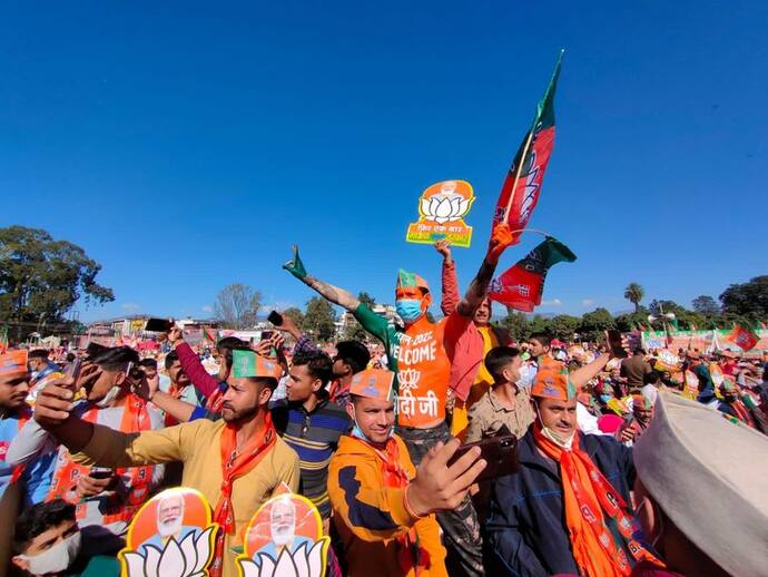 PM Uttarakhand Visit: कोई BJP के झंडे वाले ड्रेस में तो कोई शरीर पर पेंट कराकर पहुंचा PM Modi के स्वागत में...