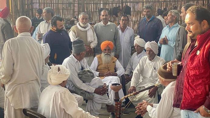 Farmers Protest: सिंघु बॉर्डर पर किसान संगठनों की बैठक, 'जब तक केस वापस नहीं, घर वापसी नहीं होगी'