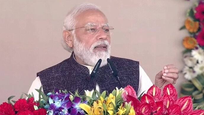 PM Modi in Gorakhpur: सपा पर पीएम मोदी ने बोला हमला, कहा- 'यूपी के लिए रेड अलर्ट हैं लाल टोपी वाले'