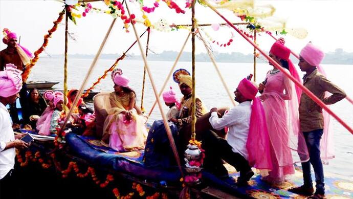 एक विवाह ऐसा भी: नाव पर सजा शादी का स्टेज, नर्मदा नदी पार कर दूल्हा-दुल्हन लिए फेरे..सालों बाद दिखा ऐसा नजारा