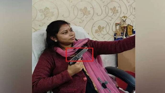 सरकारी दफ्तर में TMC की महिला नेता ने बंदूक के साथ दिया पोज, भाजपा ने कहा- इनके घर से बम-रायफल भी मिल जाएंगे