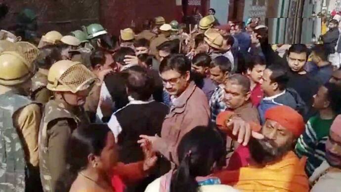 Haryana: धर्मांतरण को लेकर चर्च के बाहर हंगामा, हिंदू संगठन-पुलिस में झड़प, प्रशासन ने प्रार्थना सभा रुकवाई