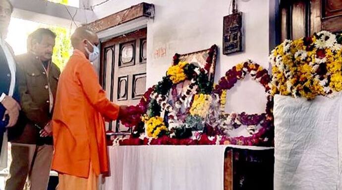 CM योगी ने आगरा पहुंच कर शहीद पृथ्वी सिंह को दी श्रद्धांजलि, किया ये बड़ा ऐलान