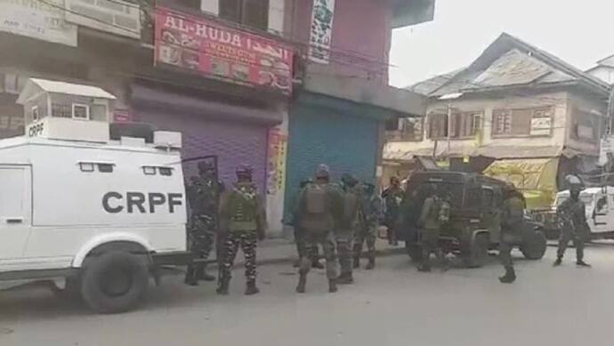 Kashmir Live : श्रीनगर में पुलिस बस पर आतंकी हमला, 2 जवान शहीद, 14 गंभीर, पीएम ने मांगी रिपोर्ट