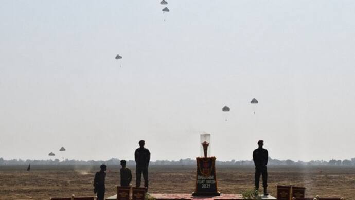 हेलिकॉप्टर हादसे में शहीद हुए CDS General Rawat को सेना ने समर्पित किया पैराशूट जंप