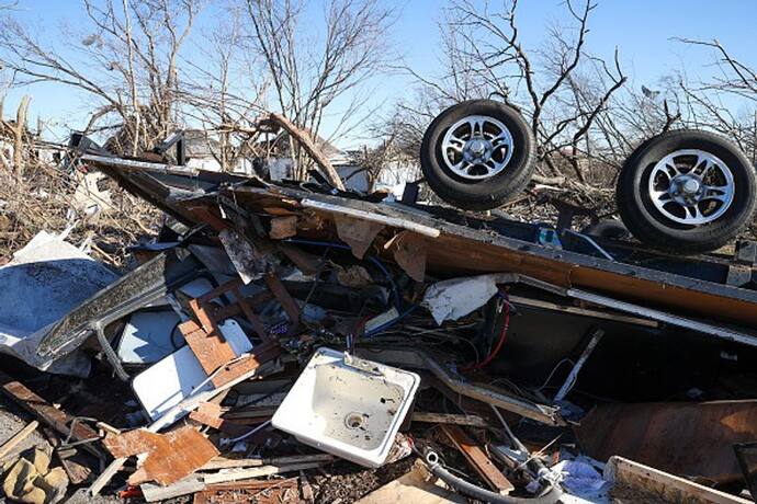 Kentucky Tornado: বিপর্যস্ত মহিলাকে রক্ষা করলেন 'সুপারম্যান', জানুন ঘটনাটা কী