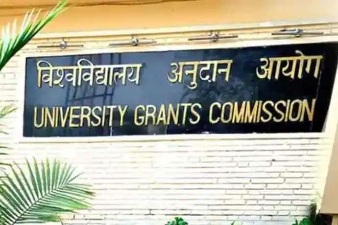 अब केंद्रीय विश्वविद्यालय में पढ़ाने के लिए जरूरी नहीं होगी PhD, जानें कौन सा बदलाव कर रहा है UGC