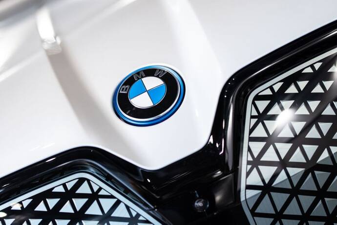 एक बटन दबाते ही BMW iX Flow का बदल जाएगा रंग, कंपनी जल्‍द लेकर आ रही खास फीचर