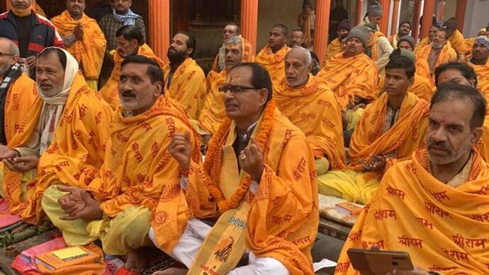 शिव की नगरी काशी में राम भक्ति में लीन दिखे CM Shivraj, साधू की तरह यूं भगवा कपड़ा ओढ़कर गाने लगे भजन