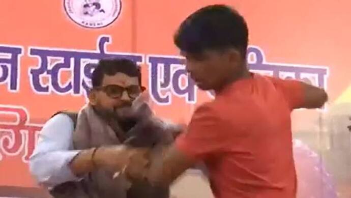 MP Brij Bhushan ने मंच पर पहलवान को मारा थप्पड़, इस वजह से खो दिया आपा