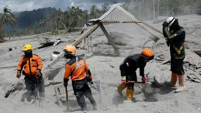 इंडोनेशिया में फिर ज्वालामुखी फटने का Alert, कुछ दिन पहले मच चुकी है तबाही; 48 लोगों की हुई थी मौत
