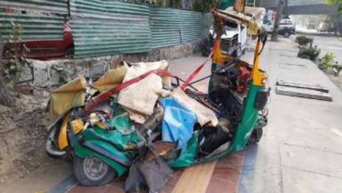 दिल्ली में भयानक एक्सीडेंट: स्पॉट पर ही 4 लोगों की मौत, हादसा इतना भयावह कि ऑटो काट कर निकाली गईं लाशें