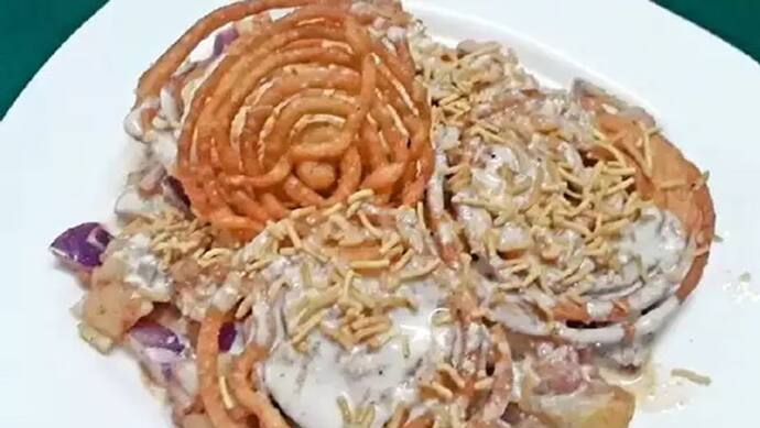 Weird Food: बाप रे! इस शख्स ने क्या कर दिया जलेबी का हाल, प्याज, दही-सेव और मसाला डालकर बना डाली Jalebi Chat