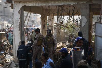 Blast In Karachi: धमाके से नाले में ढही इमारत, 15 की मौत, देखें तेस्वीरें