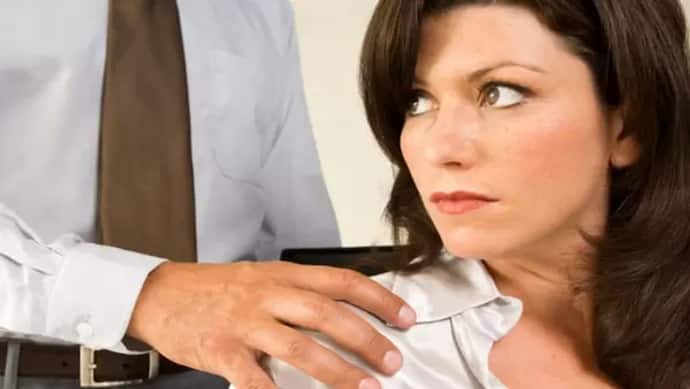 Relationship Tips: अगर Wife का बॉस उसे करता है Flirt, तो इस तरह पति करें उसे दूर