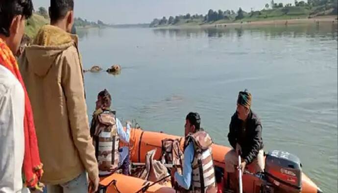 MP में एक ही परिवार के 9 लोगों से भरी नाव नर्मदा नदी में पलटी, चंद सेकंड में डूब गईं 3 तीन जिंदगियां