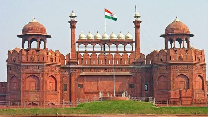 मुगल शासक की पौत्र वधू ने Red Fort पर किया दावा, कोर्ट ने पूछा- अब तक कहां थी?
