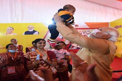 PM Modi का दिखा अनोखा अंदाज : बच्चों को देख खुद को रोक नहीं पाएं, हवा में उछाला..दुलारा, देखिए शानदार तस्वीरें