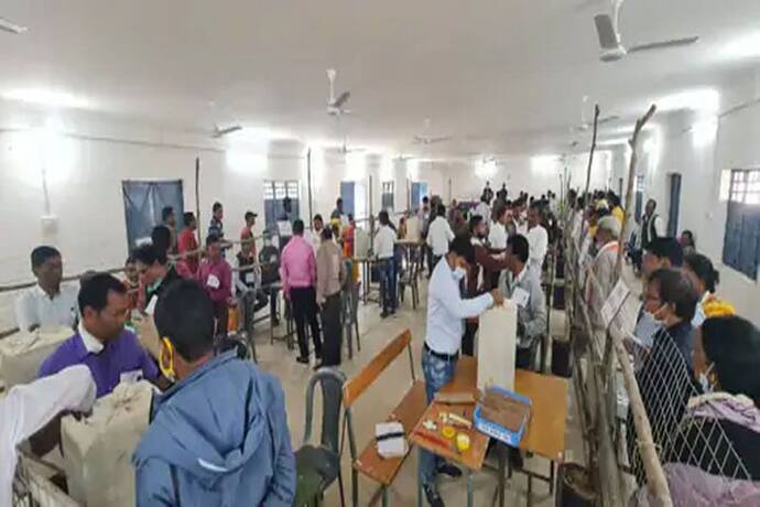 Chhattisgarh Urban Body Elections Result : निकाय चुनाव में कांग्रेस का दबदबा, खैरागढ़ में धरने पर बैठे भाजपाई