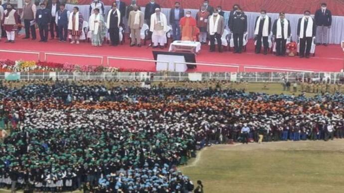 लखनऊ में आयोजित अमृत महोत्सव में दिखा देशभक्ति का रंग, 51 हजार लोगों ने एक साथ गाया 'वंदे मातरम' गीत